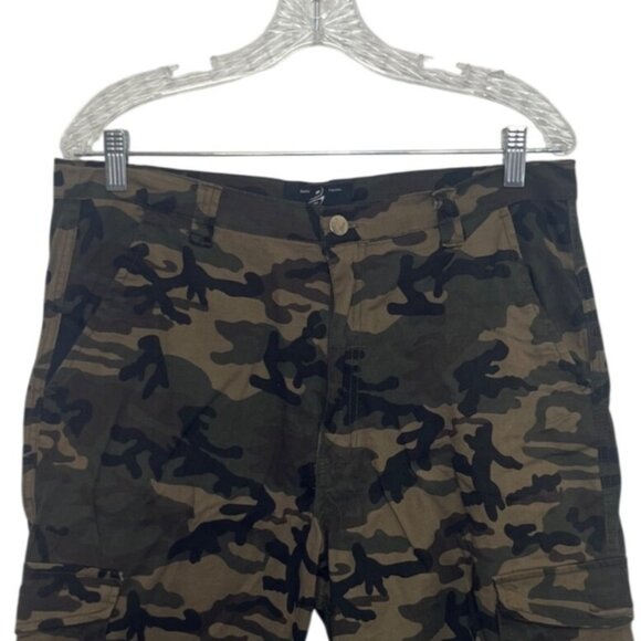Live Free Camouflage Cargo Shorts Size 33 Green Cotton Stretch - Picture 3 of 8